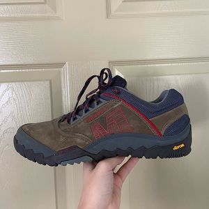 NEW men’s hiking shoe